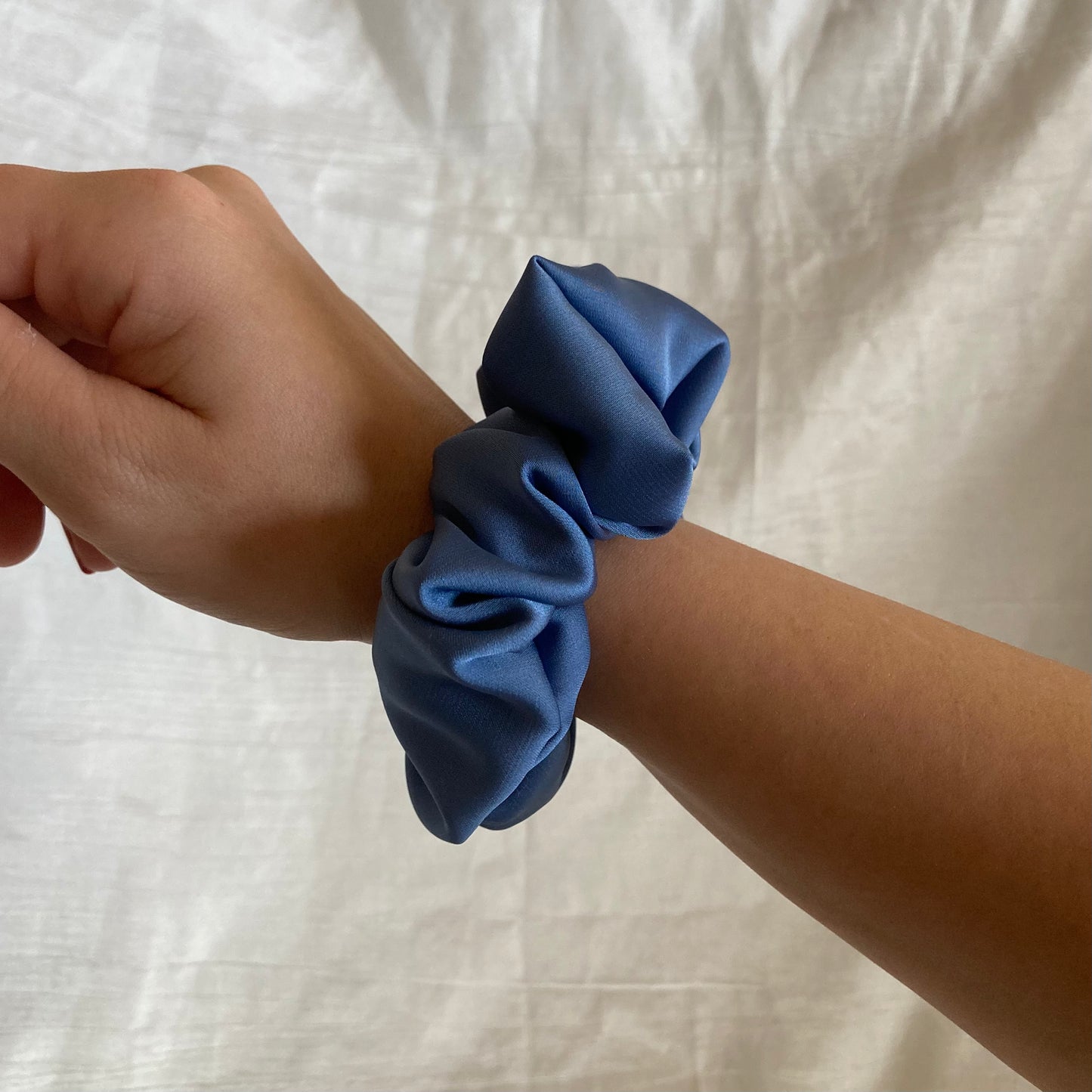 Chouchou Scrunchie en satin bleu doux