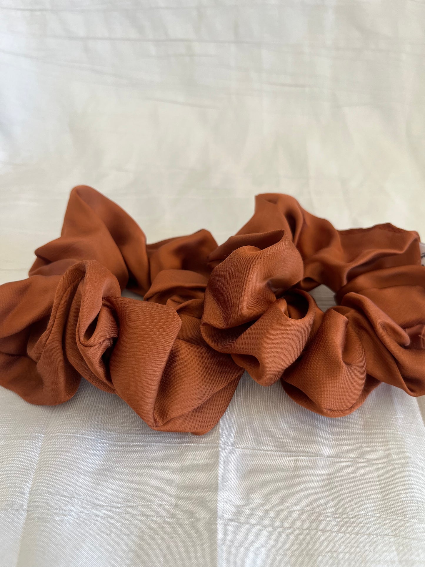Chouchou Scrunchie en satin Pumpkin