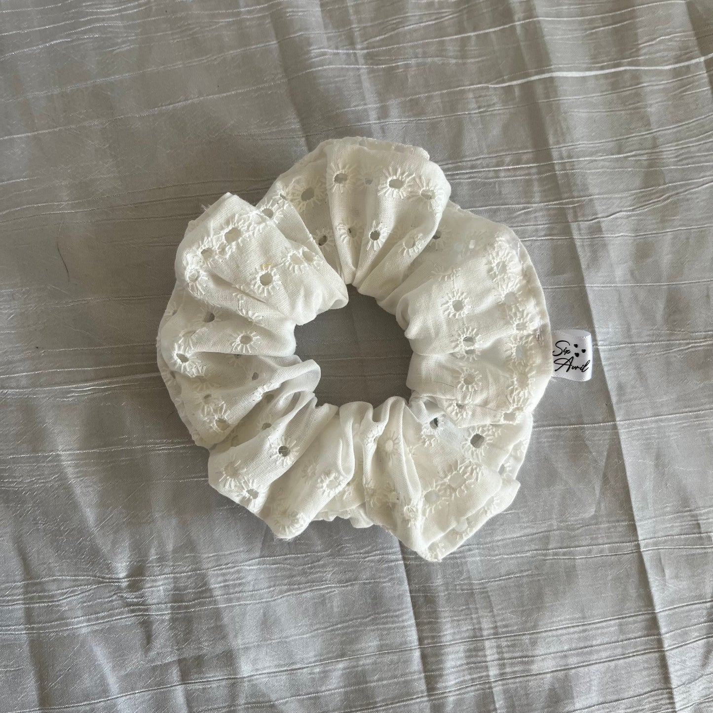Chouchou Scrunchie en coton Broderie Anglaise