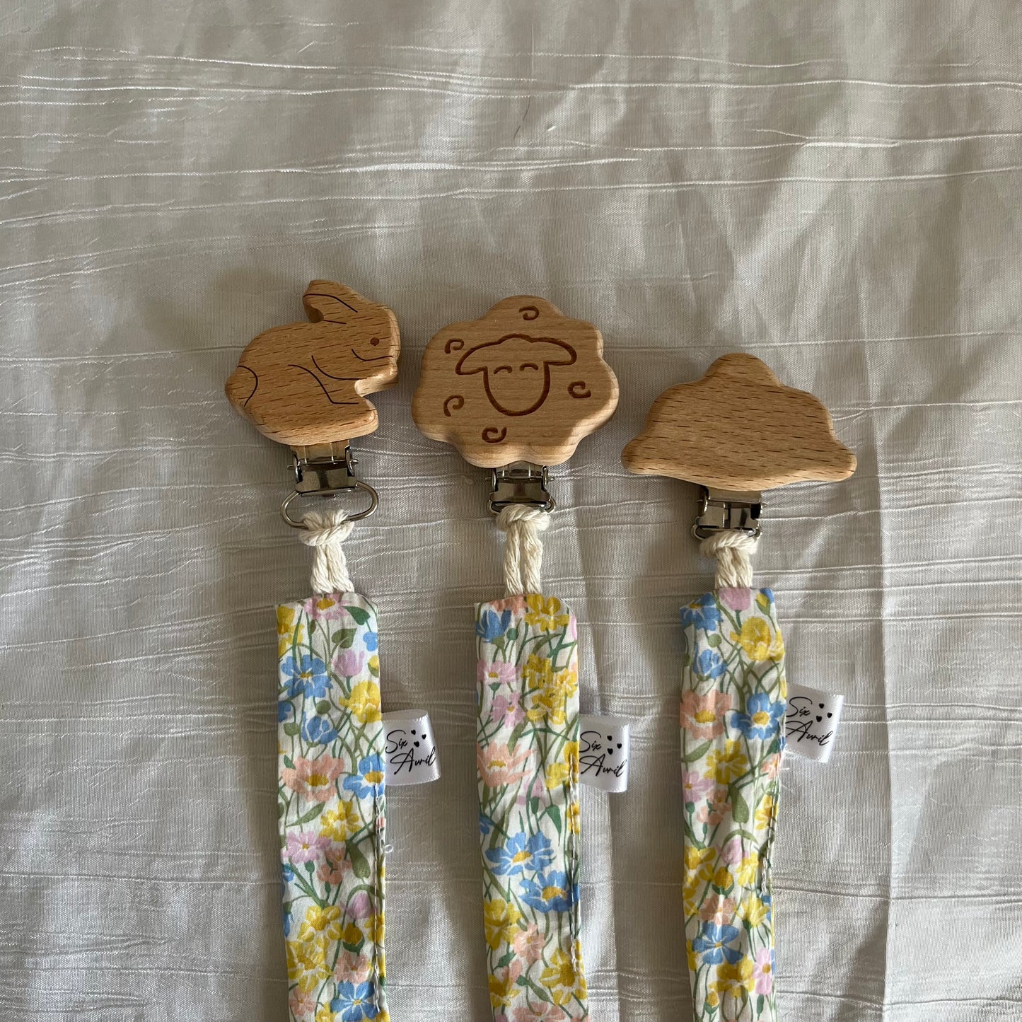 Attache tétine champ de fleurs pastel