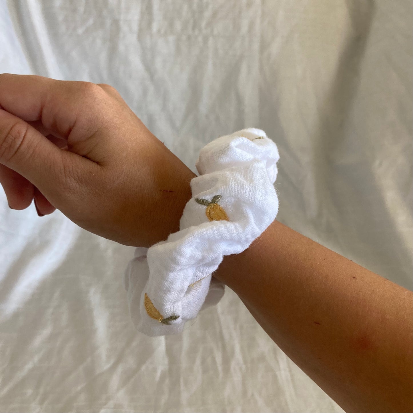 Chouchou Scrunchie en gaze de coton Citron brodé