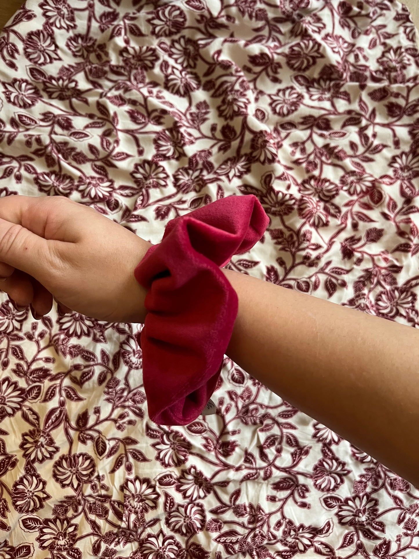 Chouchou Scrunchie en velours Framboise