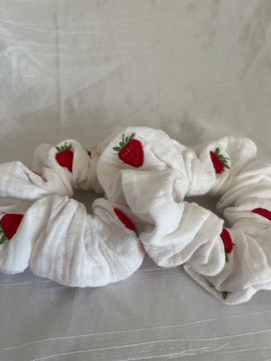 Chouchou Scrunchie en gaze brodé Fraise