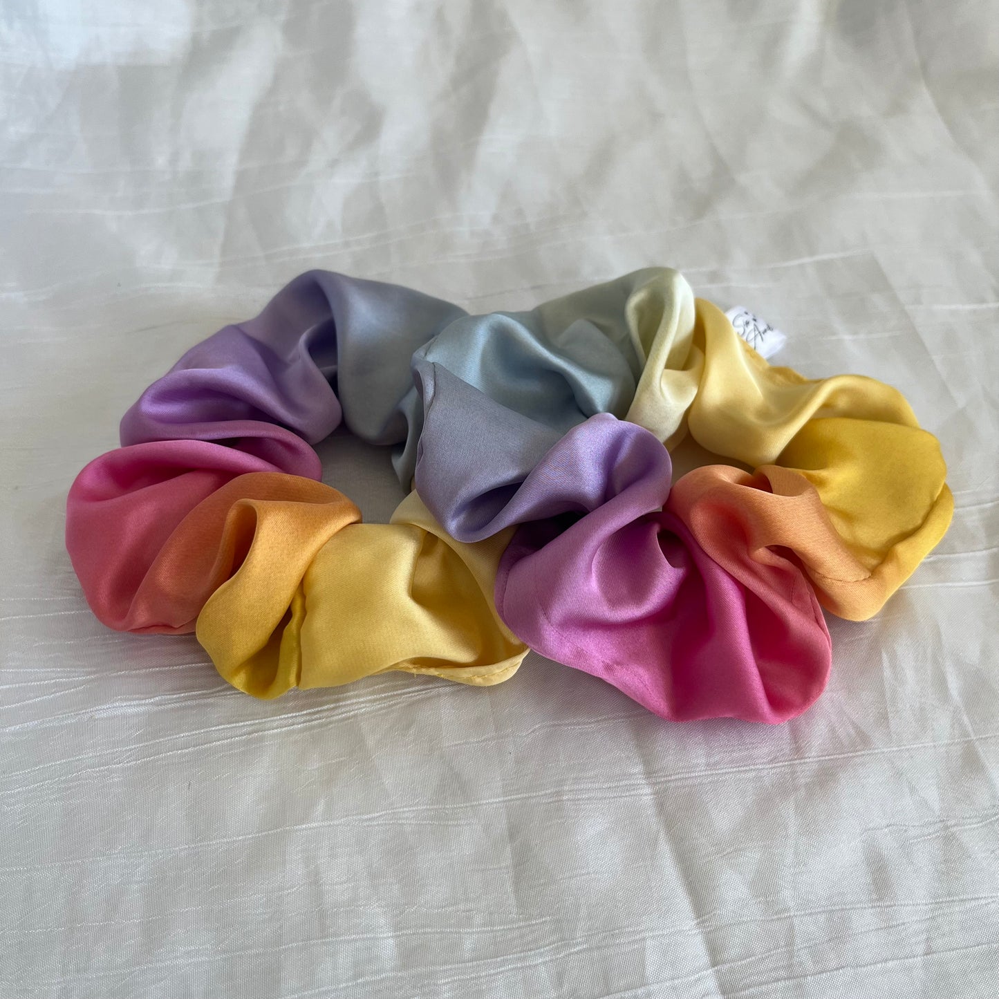 Chouchou Scrunchie en satin Rainbow