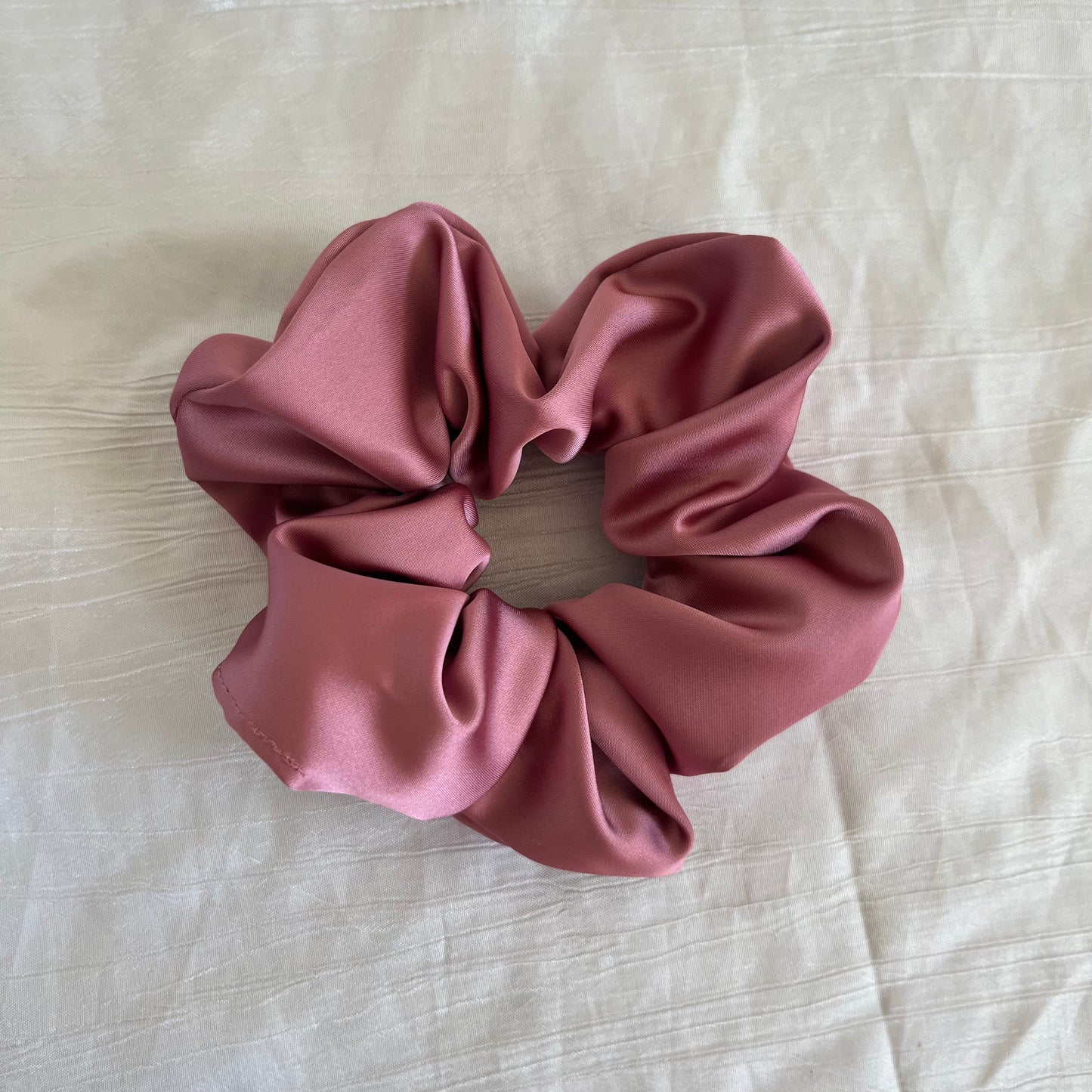 Chouchou Scrunchie en satin bois de rose