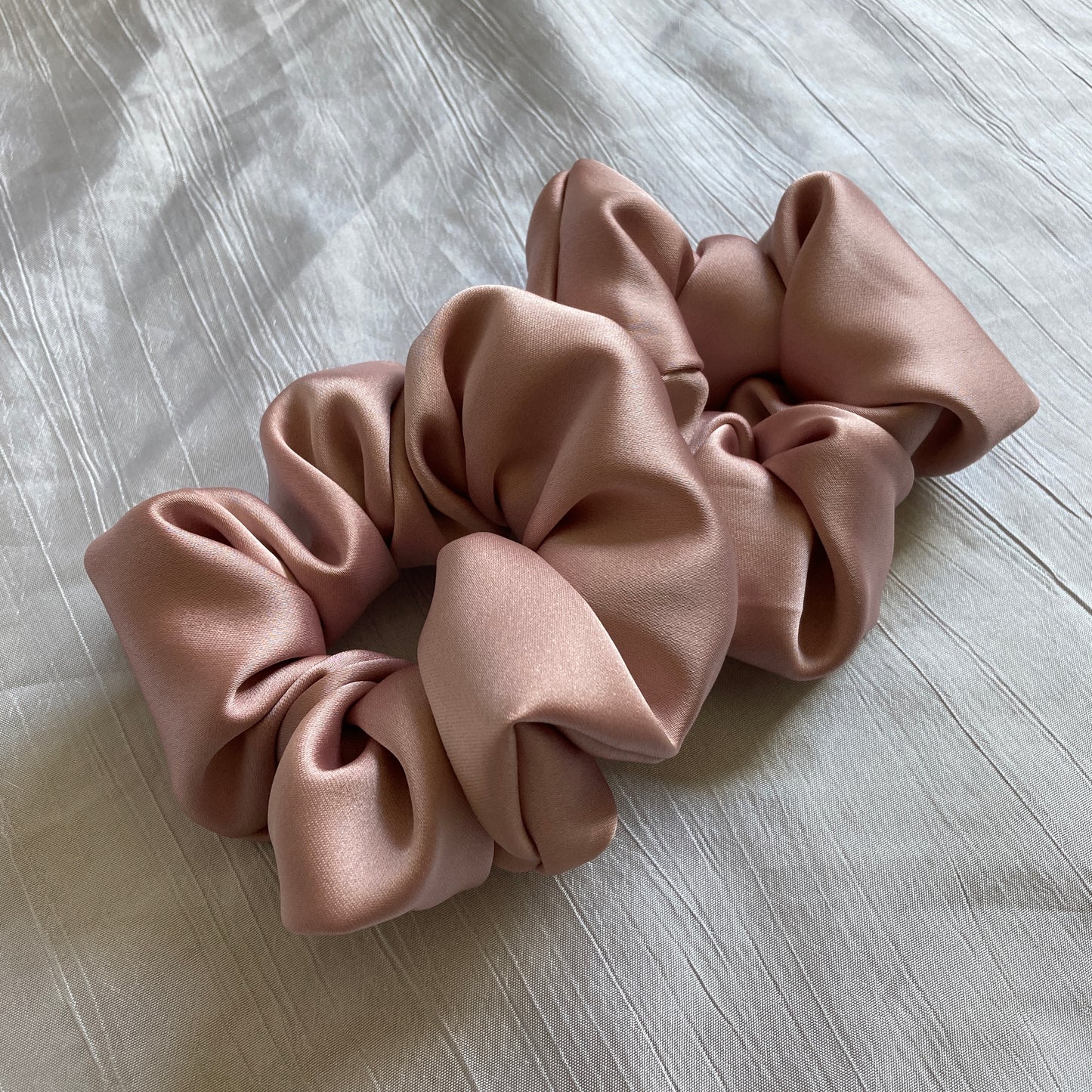 Chouchou Scrunchie en satin rose