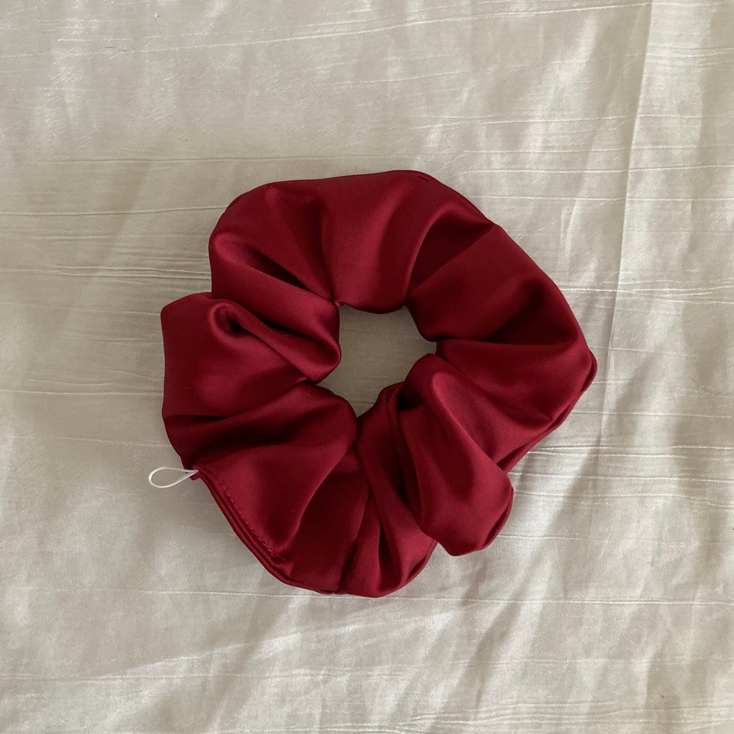 Chouchou Scrunchie en satin Bordeaux