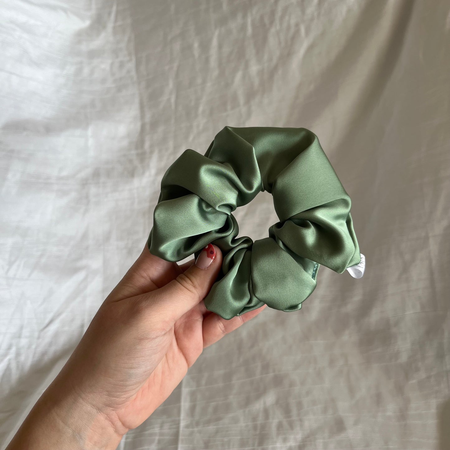 Chouchou Scrunchie en satin vert jade