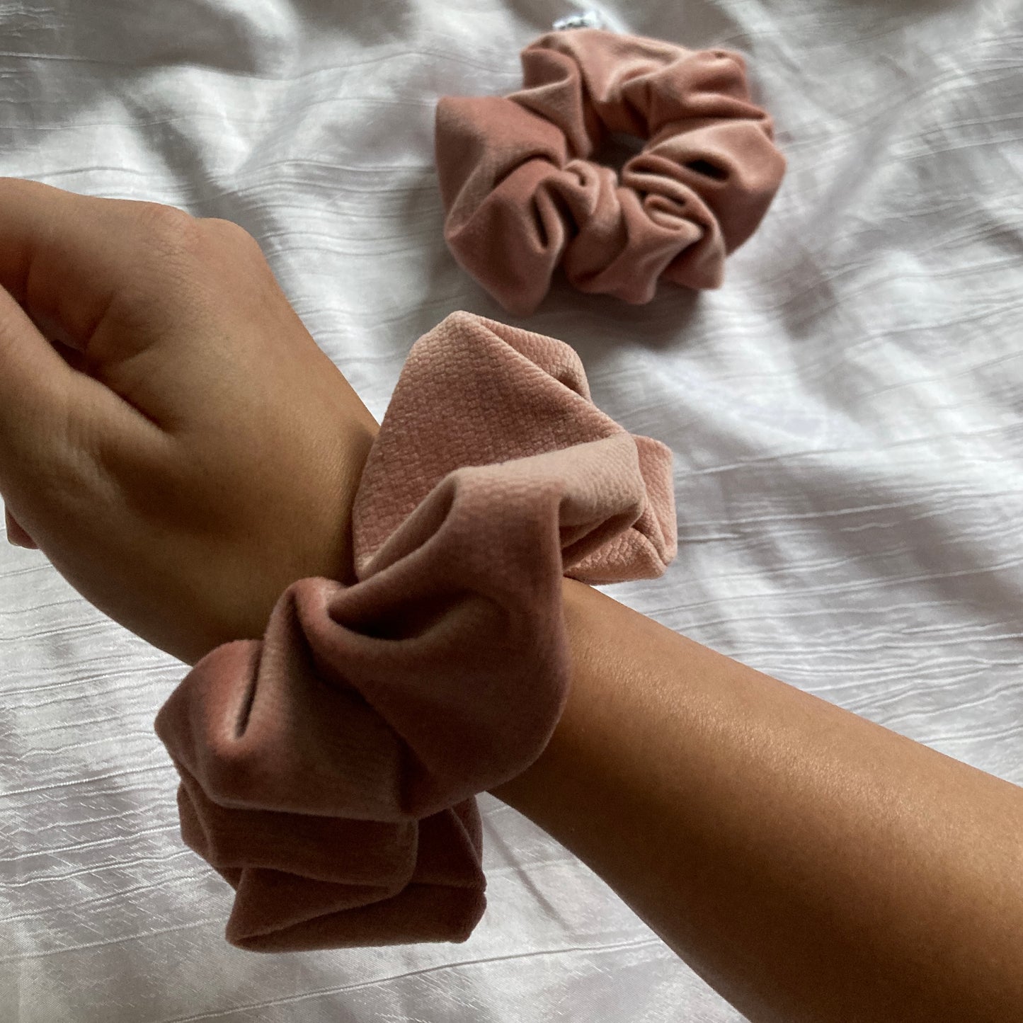 Chouchou Scrunchie en velours Rose