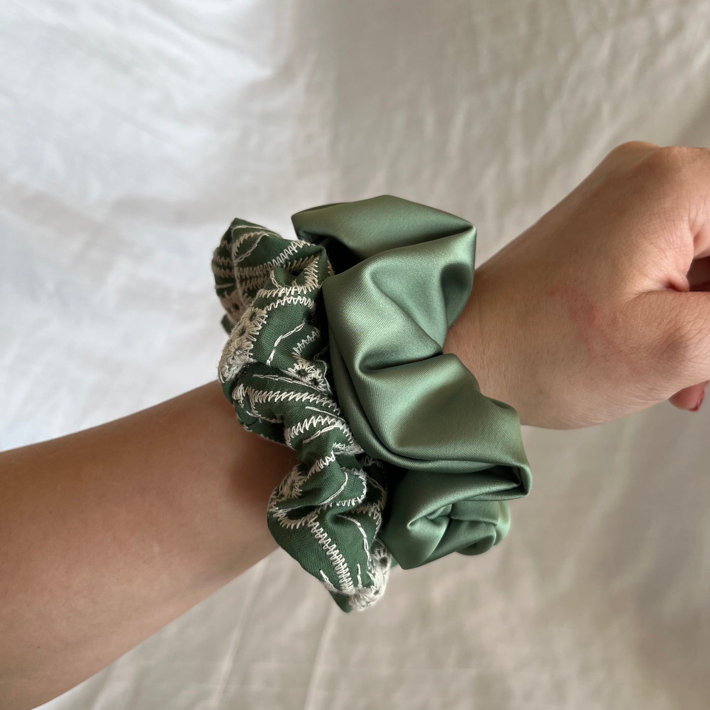 Chouchou Scrunchie en satin vert jade