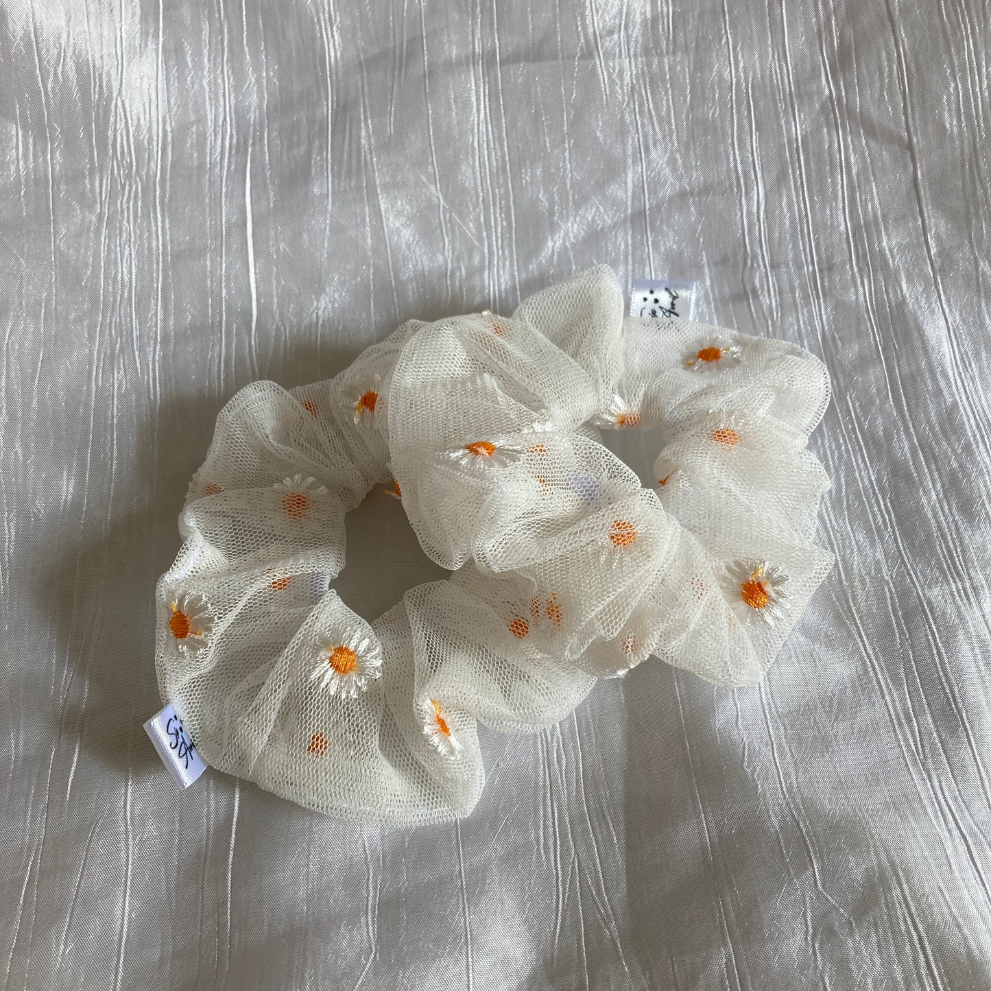 Chouchou Scrunchie en tulle brodé marguerite