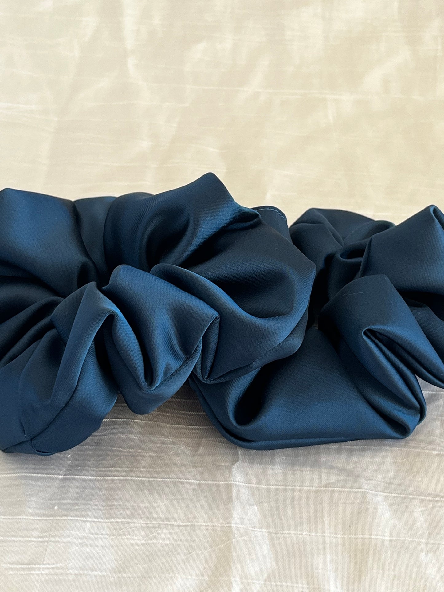 Chouchou Scrunchie en satin Bleu Pétrole 🌊