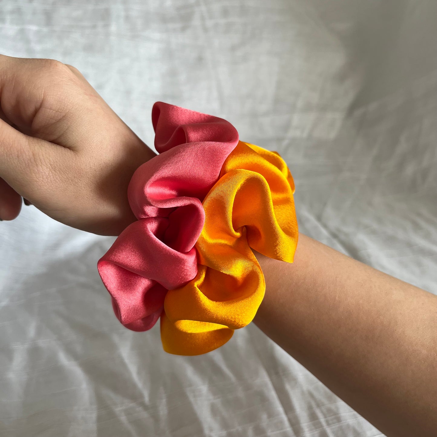 Chouchou Scrunchie en satin Sorbet rose