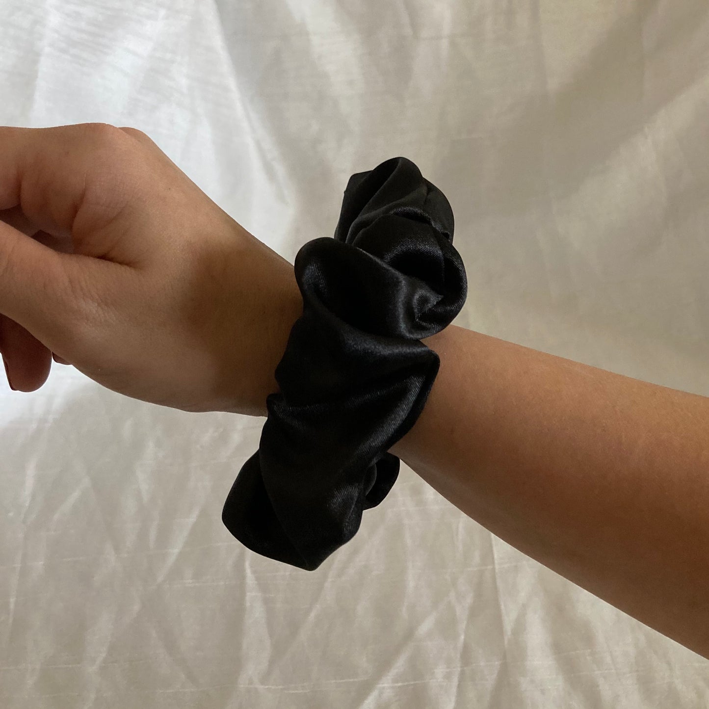 Chouchou Scrunchie en satin Noir