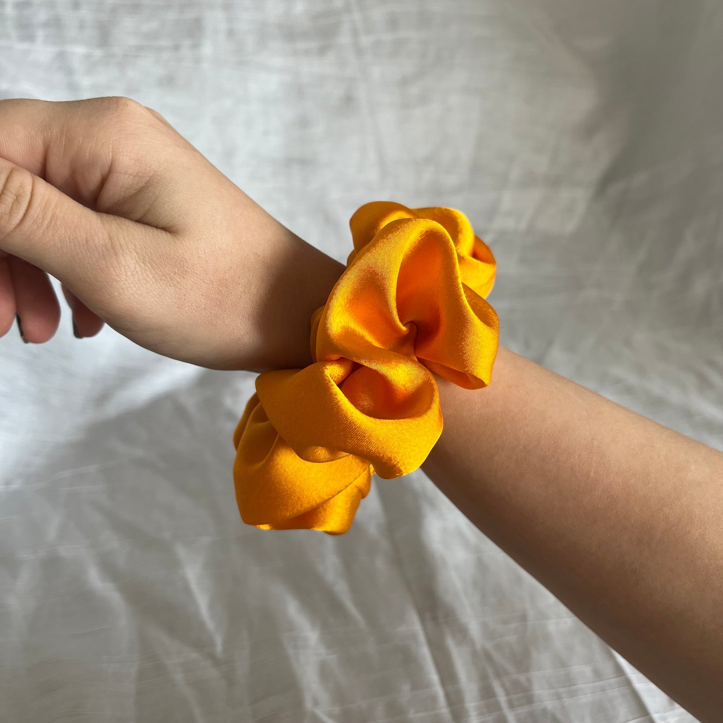 Chouchou Scrunchie en satin Jaune soleil