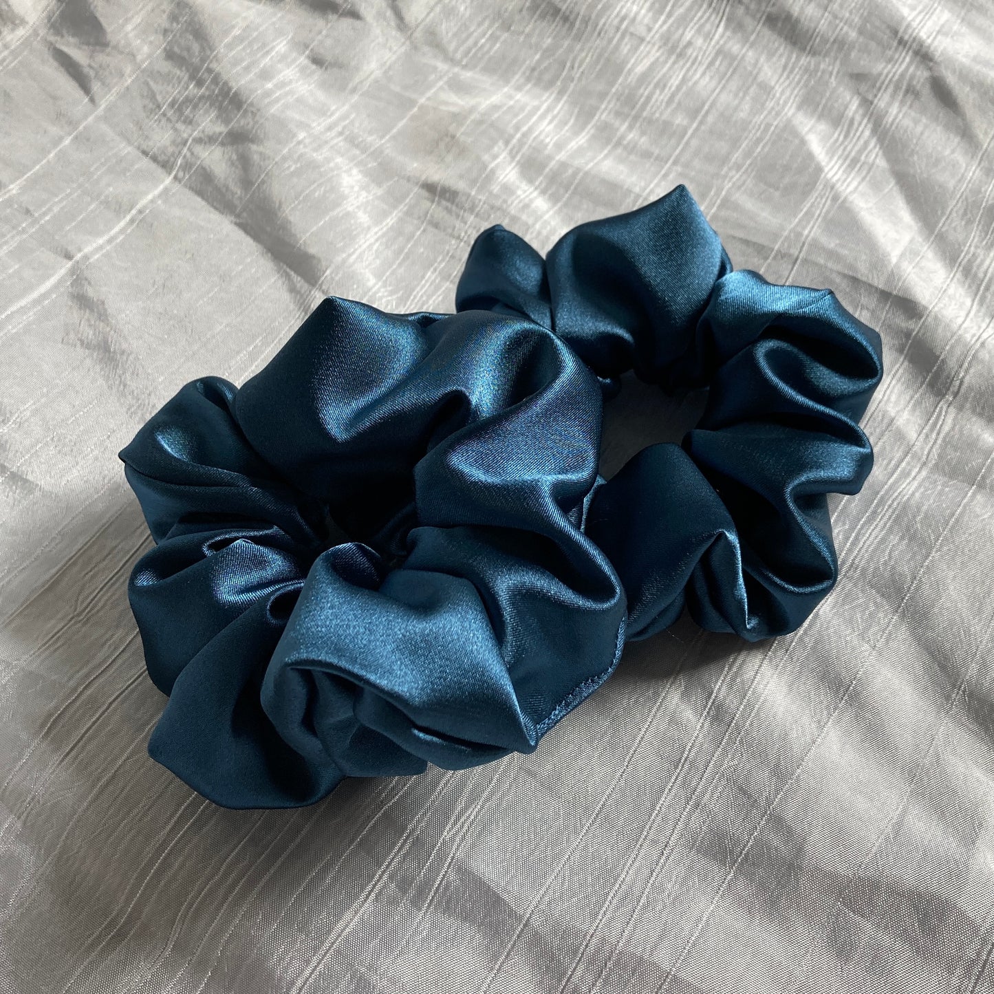 Chouchou Scrunchie en satin Bleu ocean