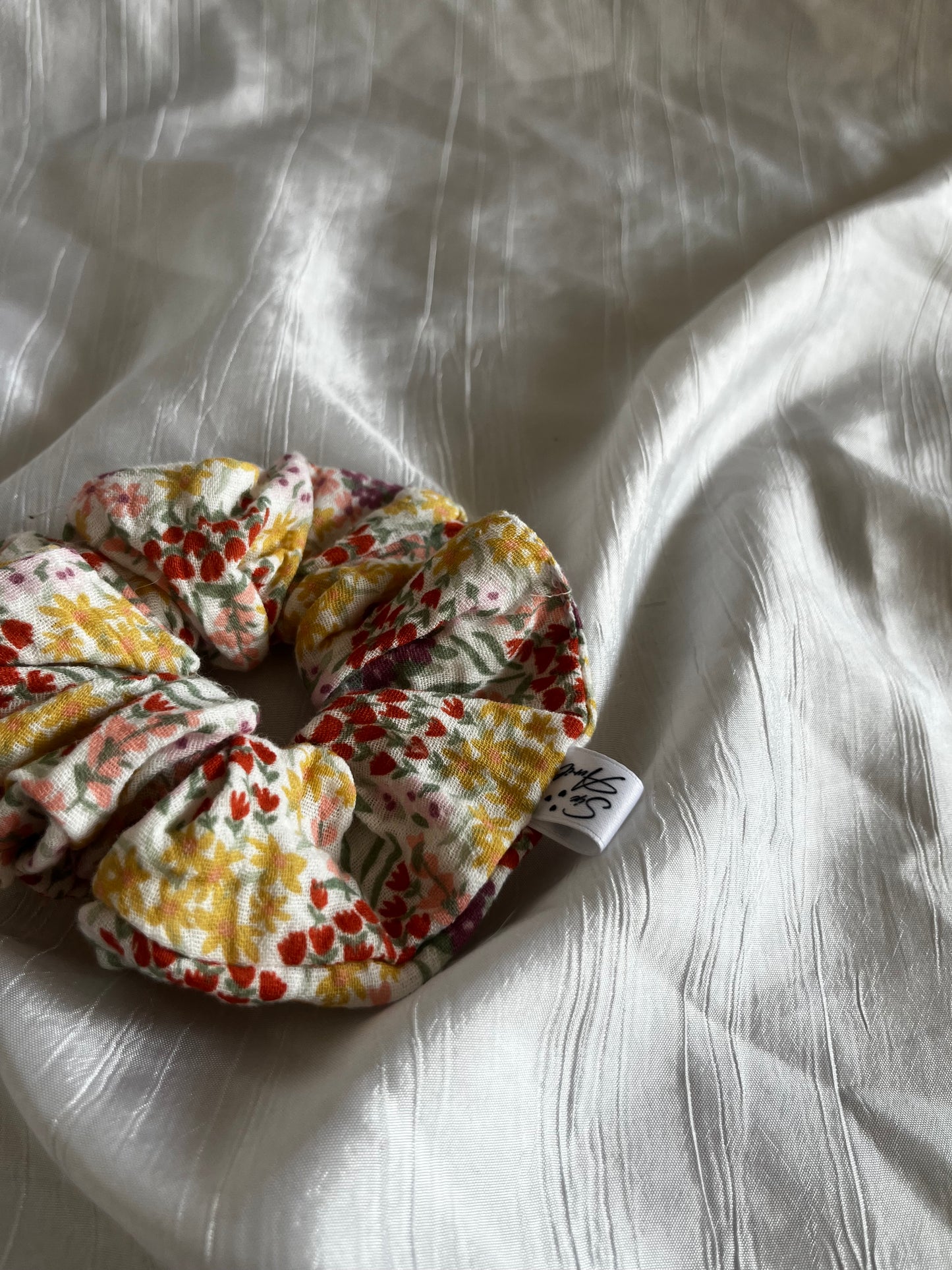 Chouchou Scrunchie en gaze Champs de fleurs ☀️