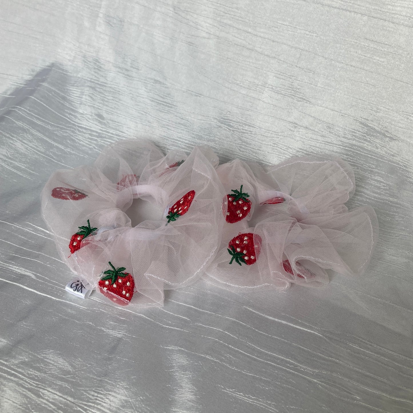 Chouchou Scrunchie en tulle brodé fraise