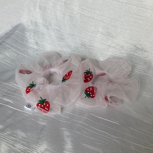 Chouchou Scrunchie en tulle brodé fraise