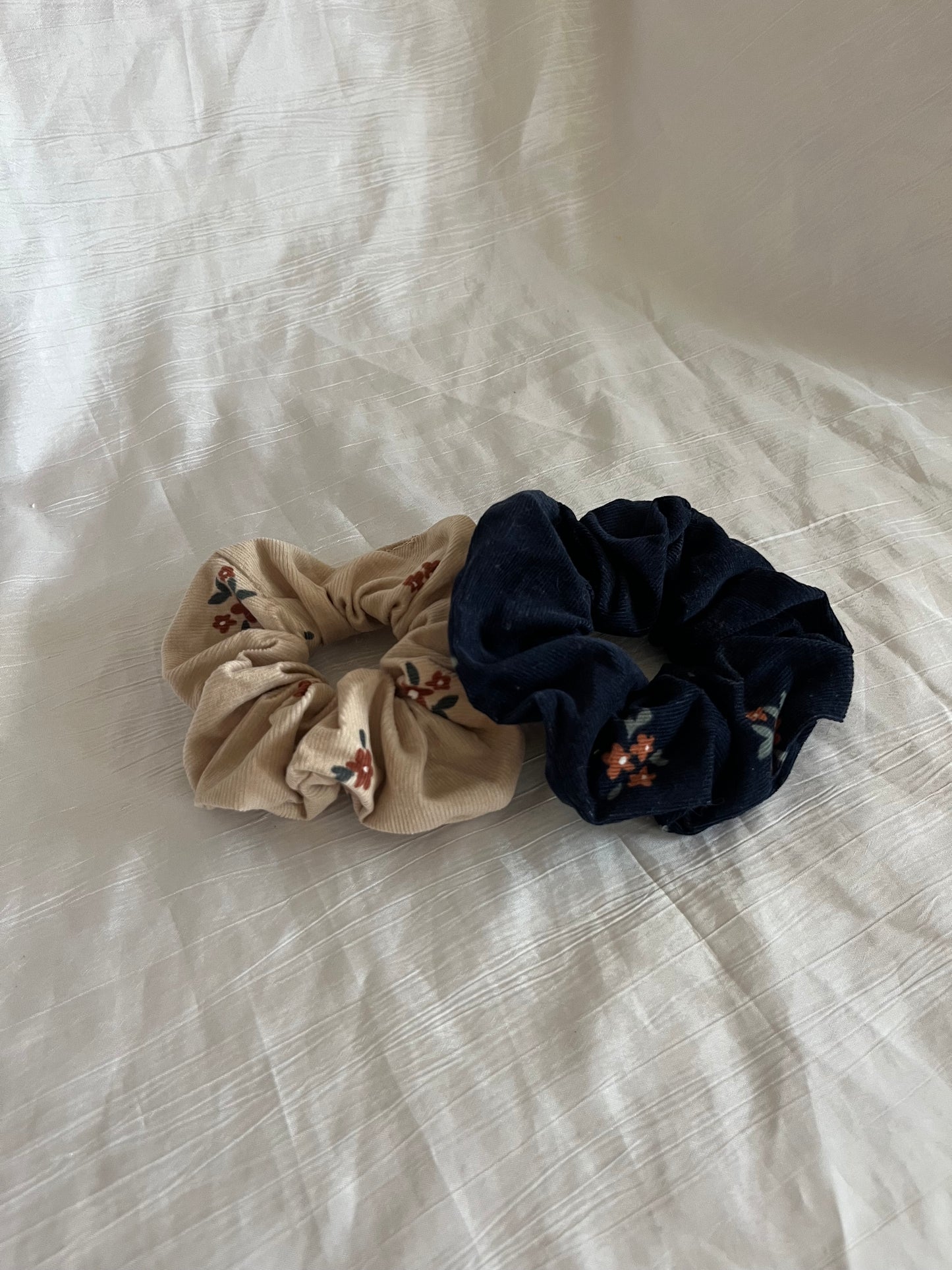 Chouchou Scrunchie en velours fleurie