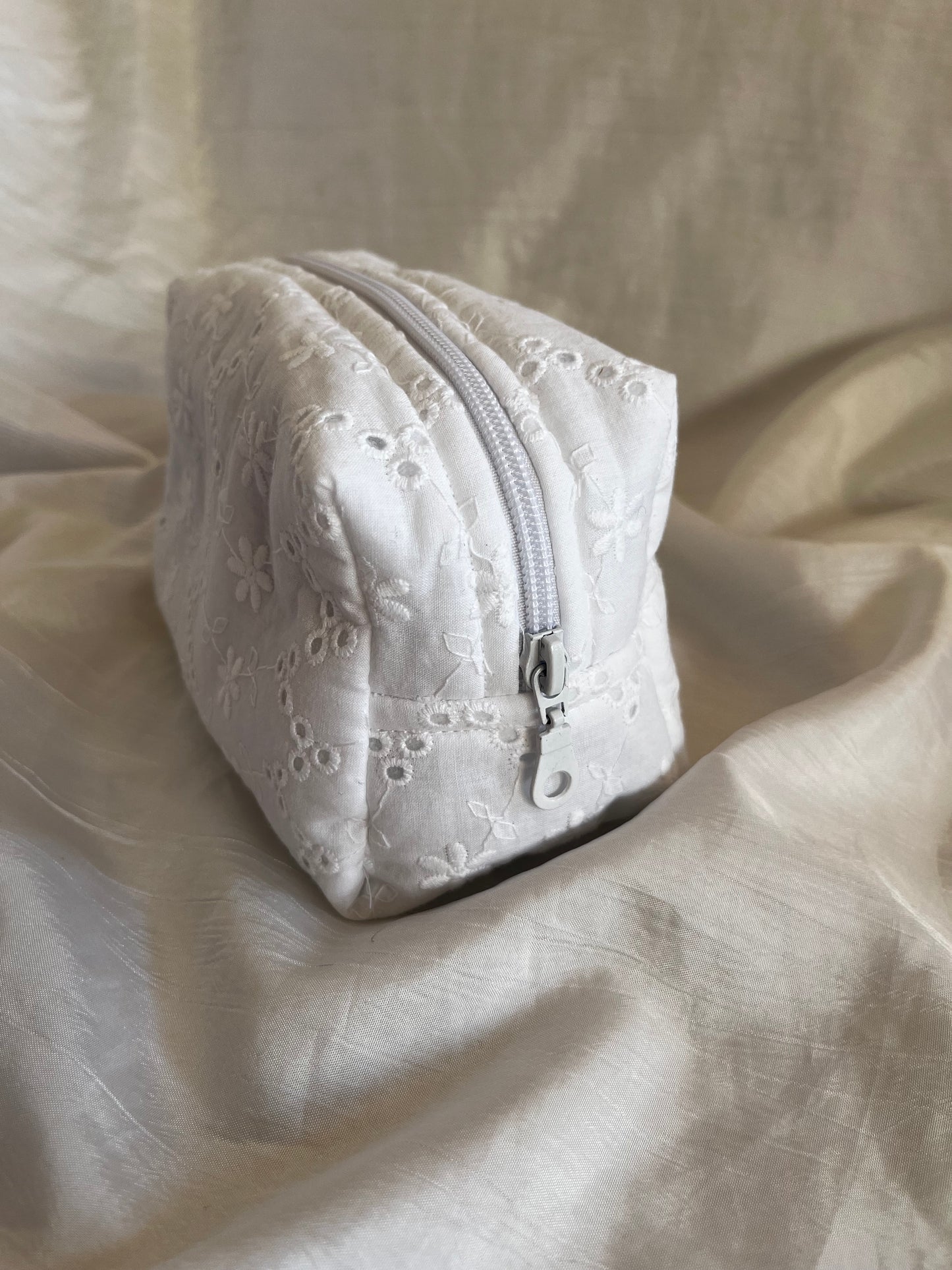 Trousse Broderie anglaise