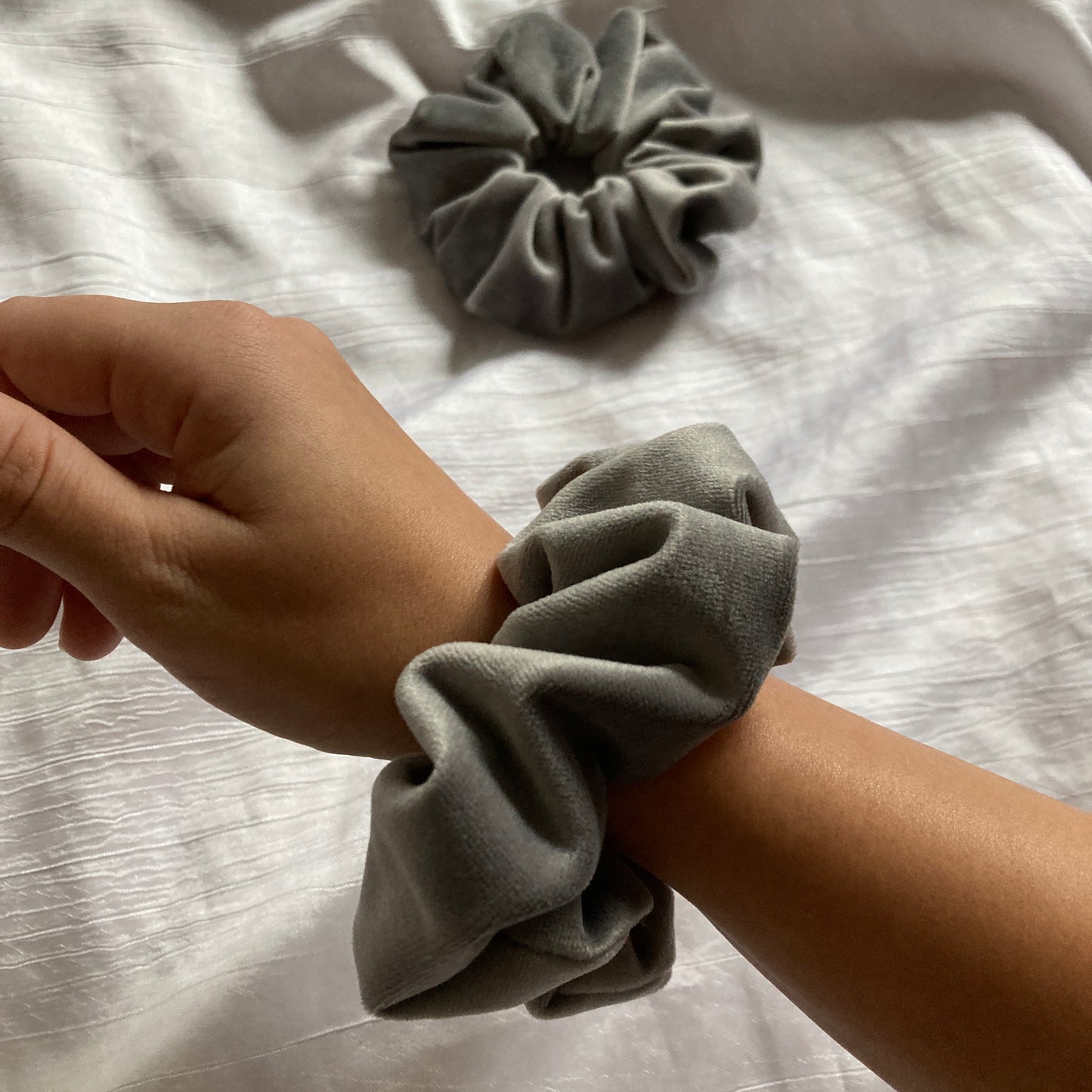 Chouchou Scrunchie en velours Gris