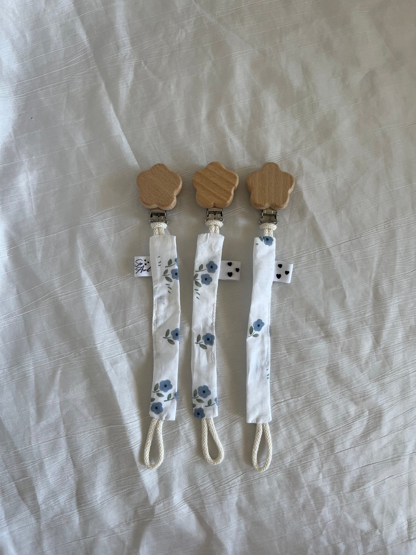 Attache tétine Fleur bleue