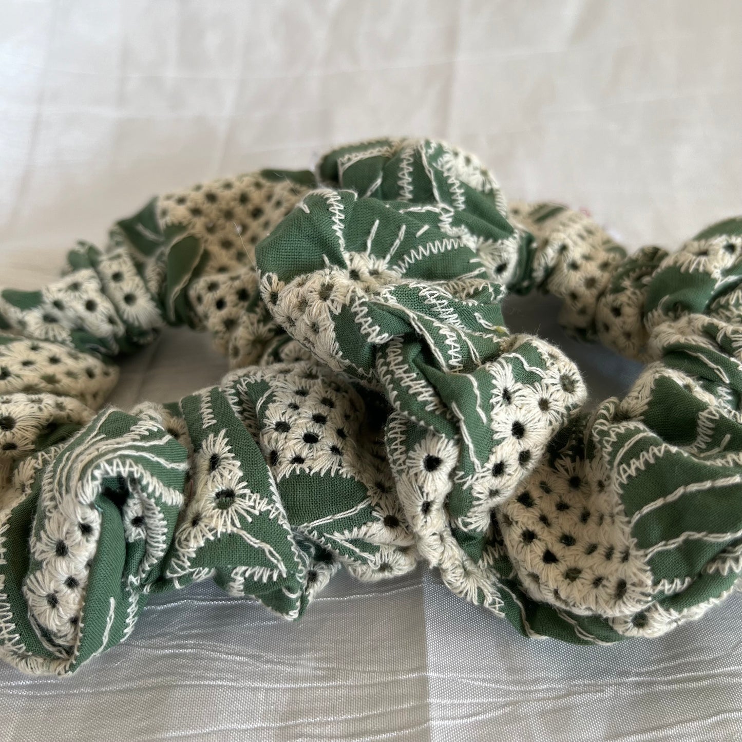 Chouchou Scrunchie en coton Broderie verte