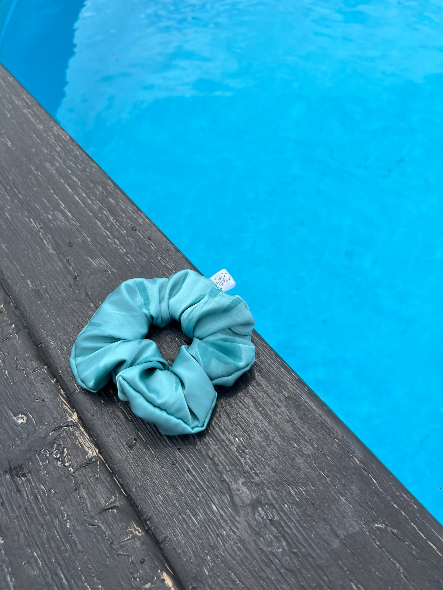 Chouchou Scrunchie en satin bleu Azur