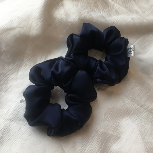 Chouchou Scrunchie en satin Bleu nuit