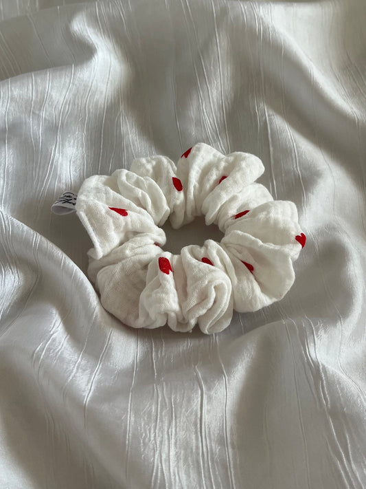 Chouchou Scrunchie en gaze cœur rouge