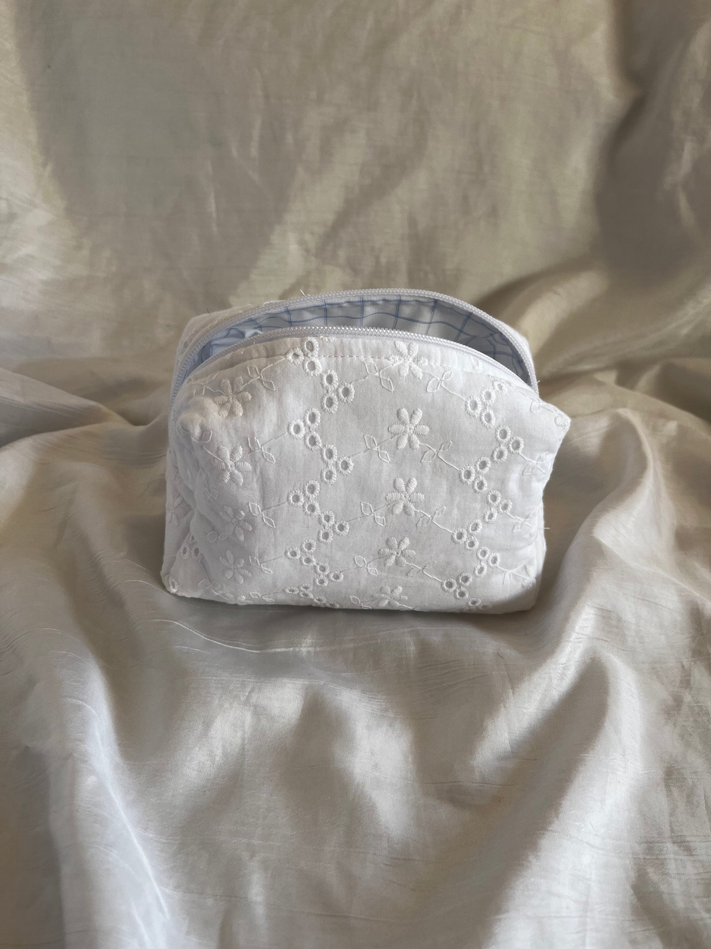 Trousse Broderie anglaise