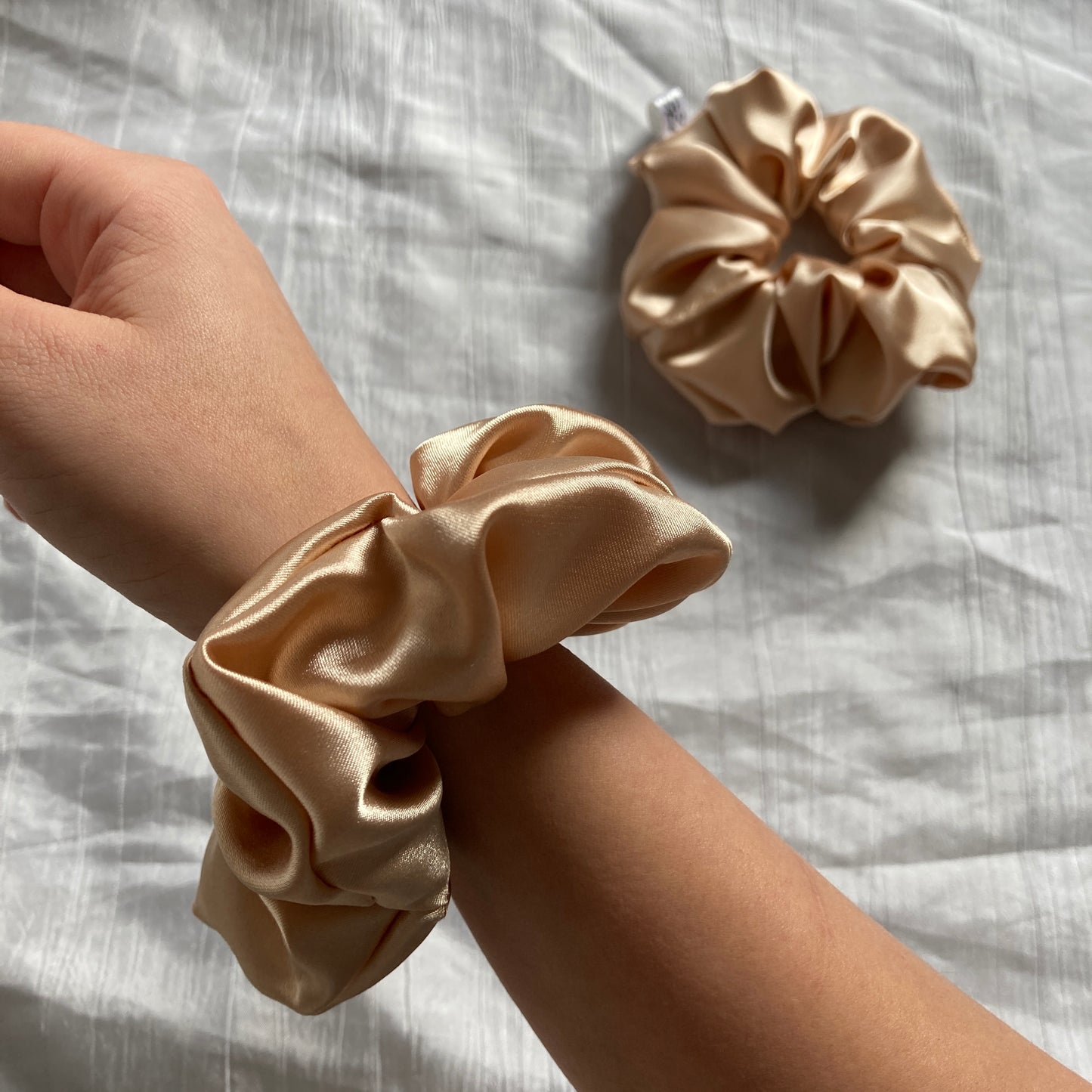 Chouchou Scrunchie en satin Sable chaud