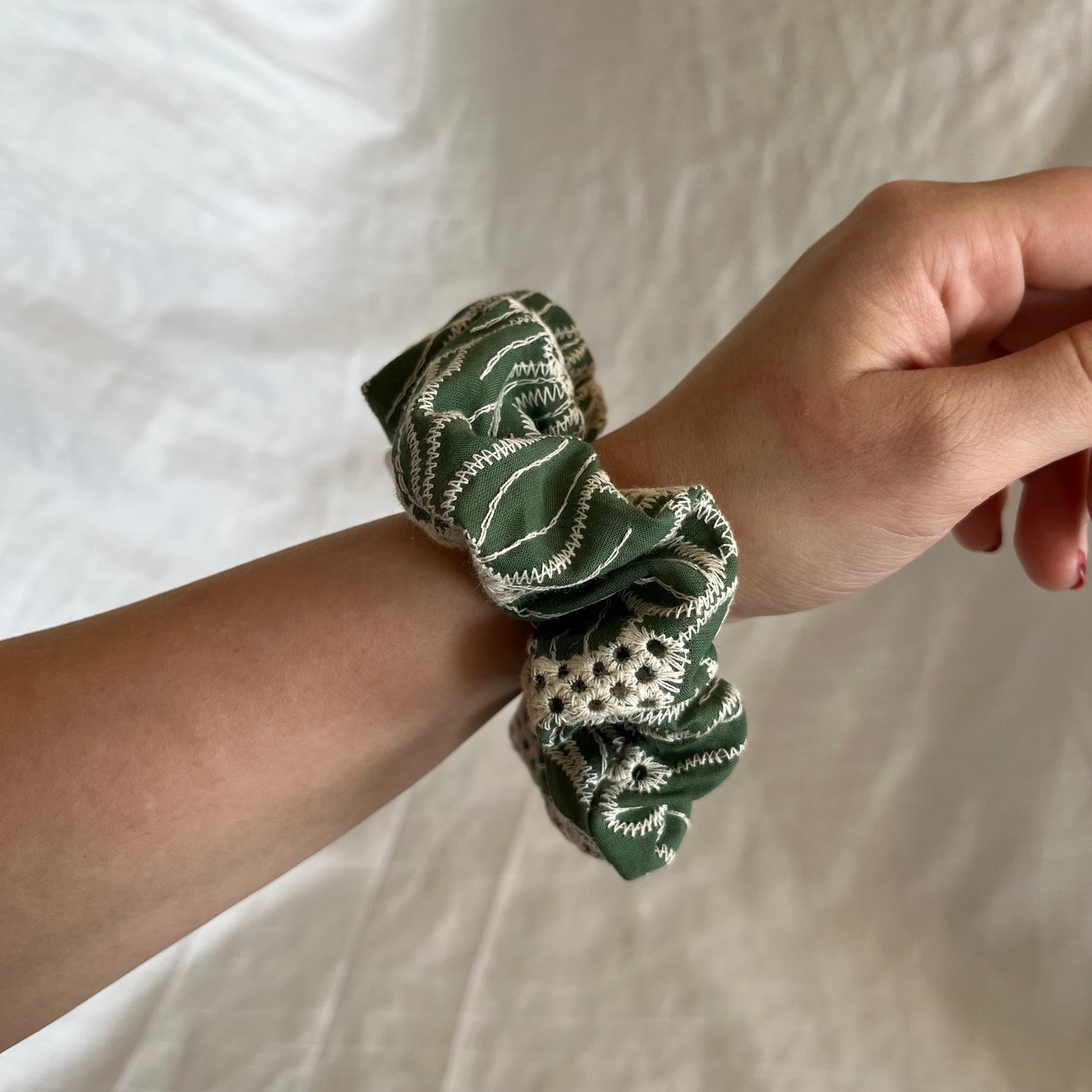 Chouchou Scrunchie en coton Broderie verte