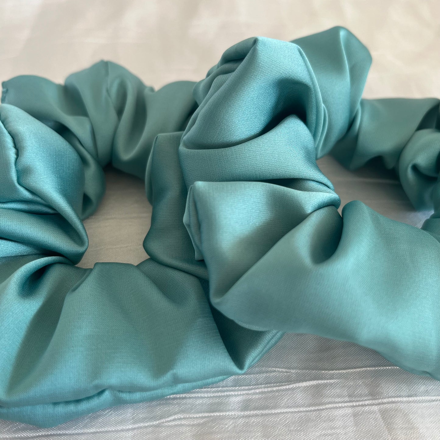 Chouchou Scrunchie en satin bleu Azur