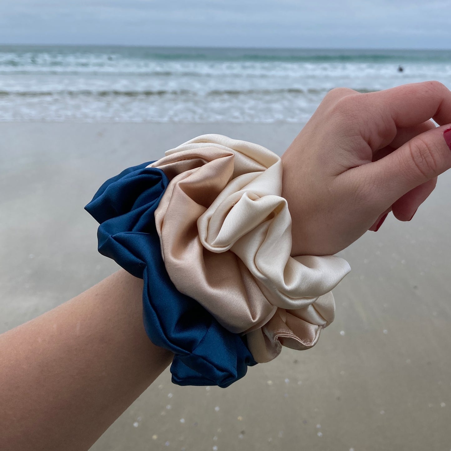 Chouchou Scrunchie en satin Sable chaud