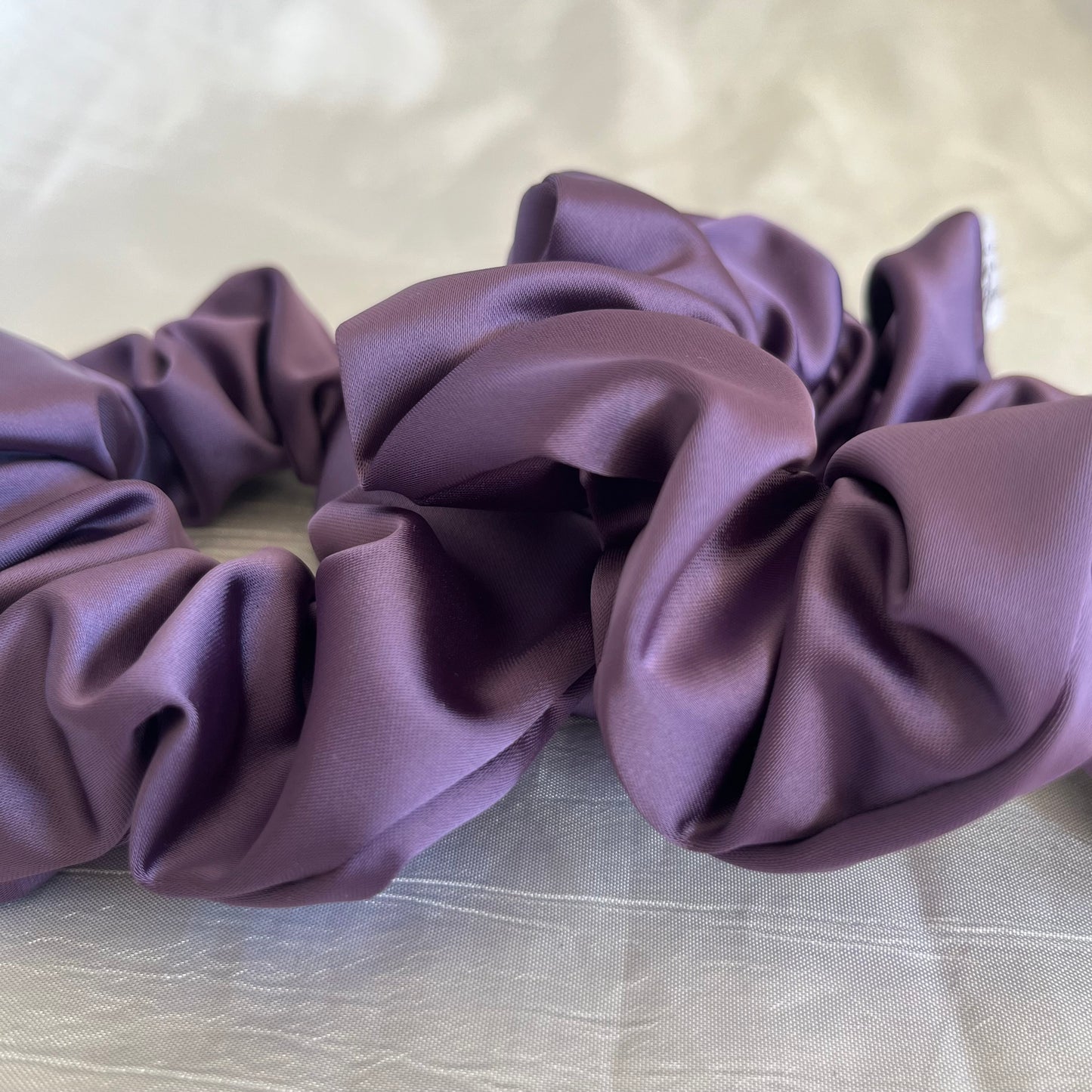 Chouchou Scrunchie en satin Violet