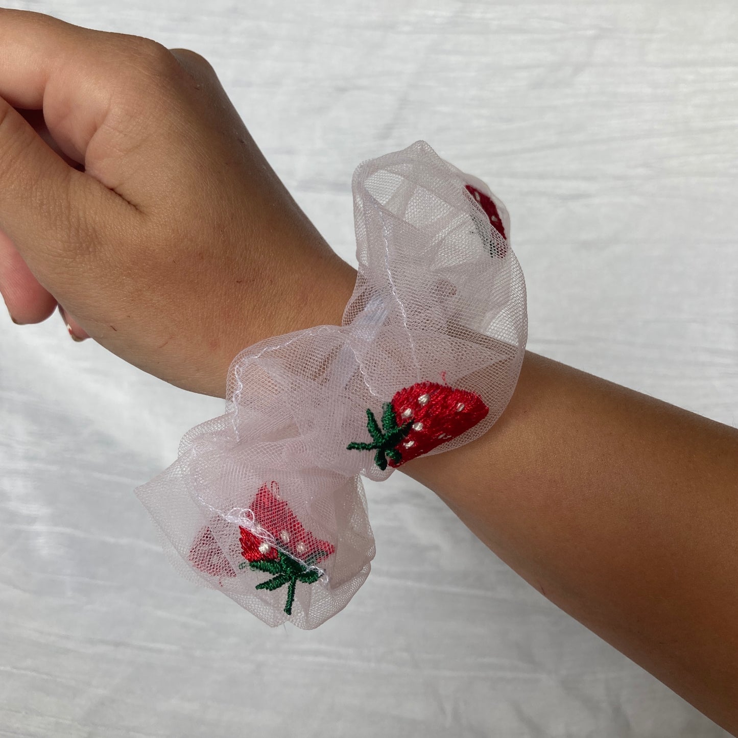 Chouchou Scrunchie en tulle brodé fraise