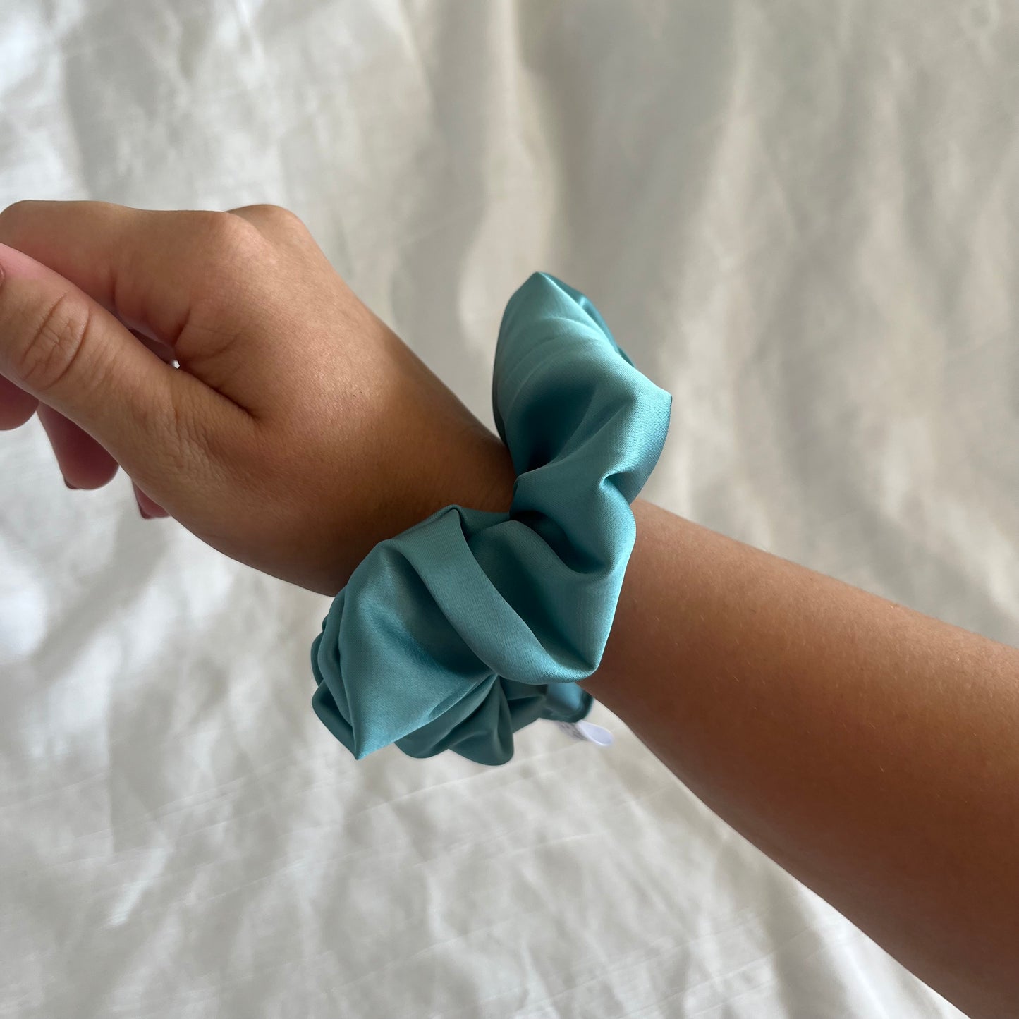 Chouchou Scrunchie en satin bleu Azur