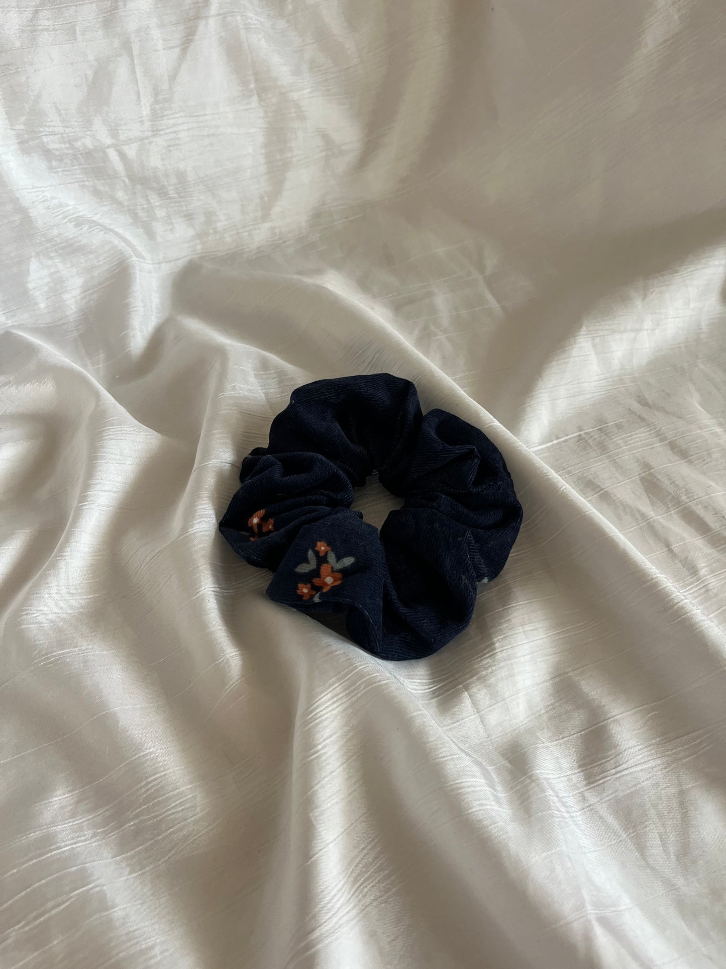 Chouchou Scrunchie en velours fleurie