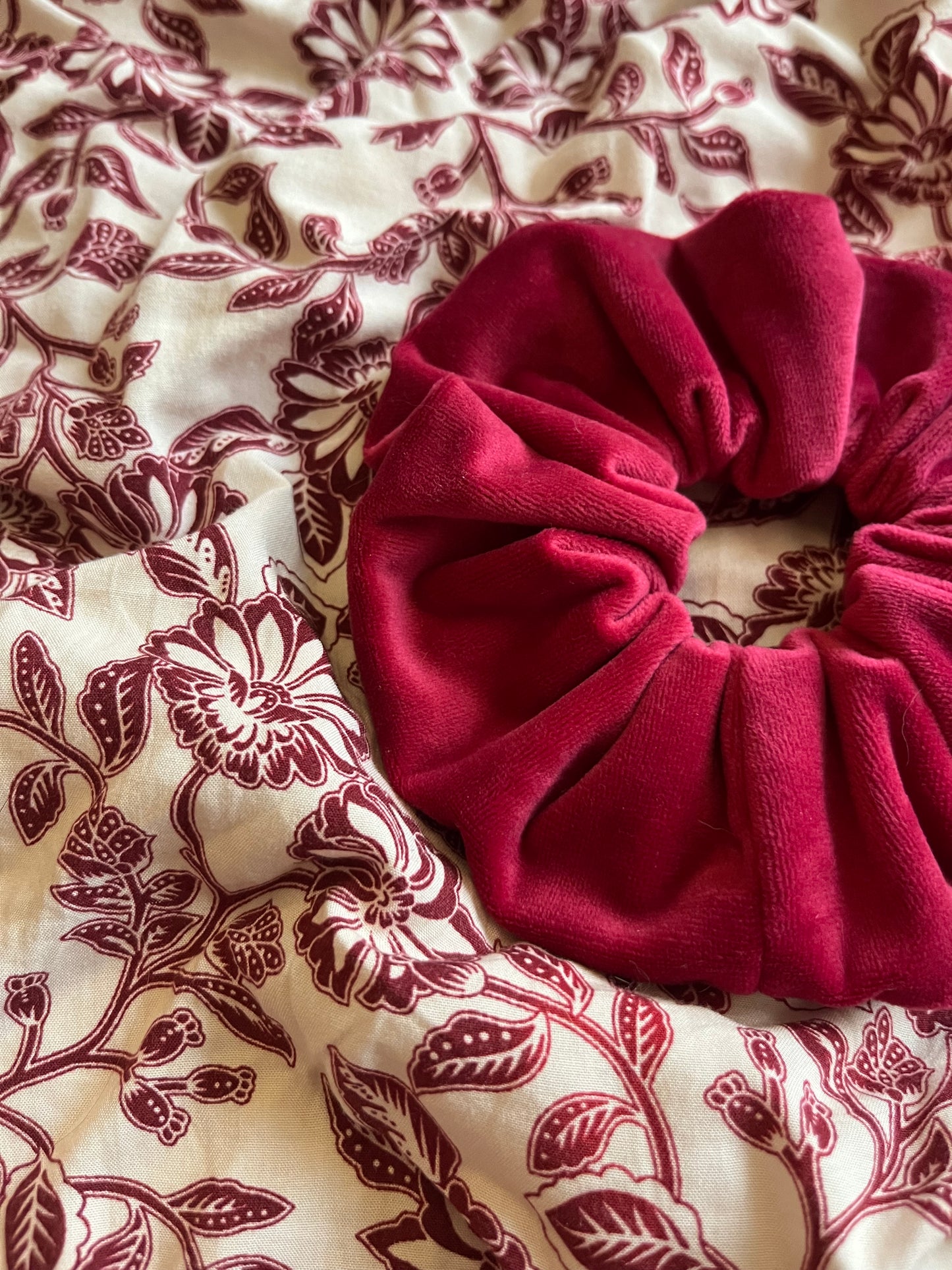 Chouchou Scrunchie en velours Framboise