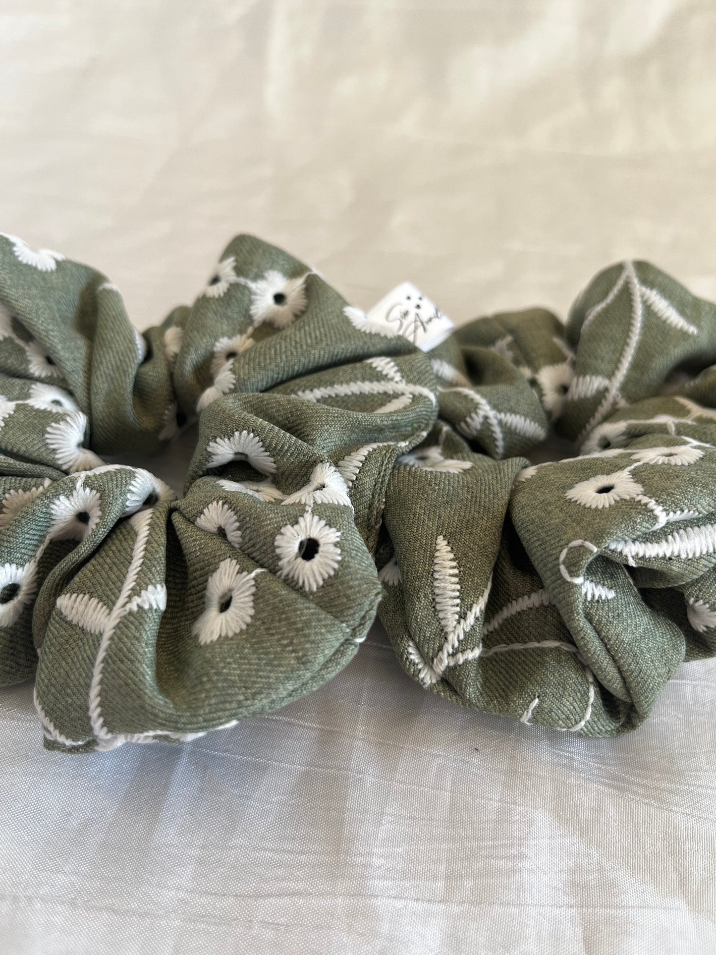 Chouchou Scrunchie en coton Broderie Anglaise