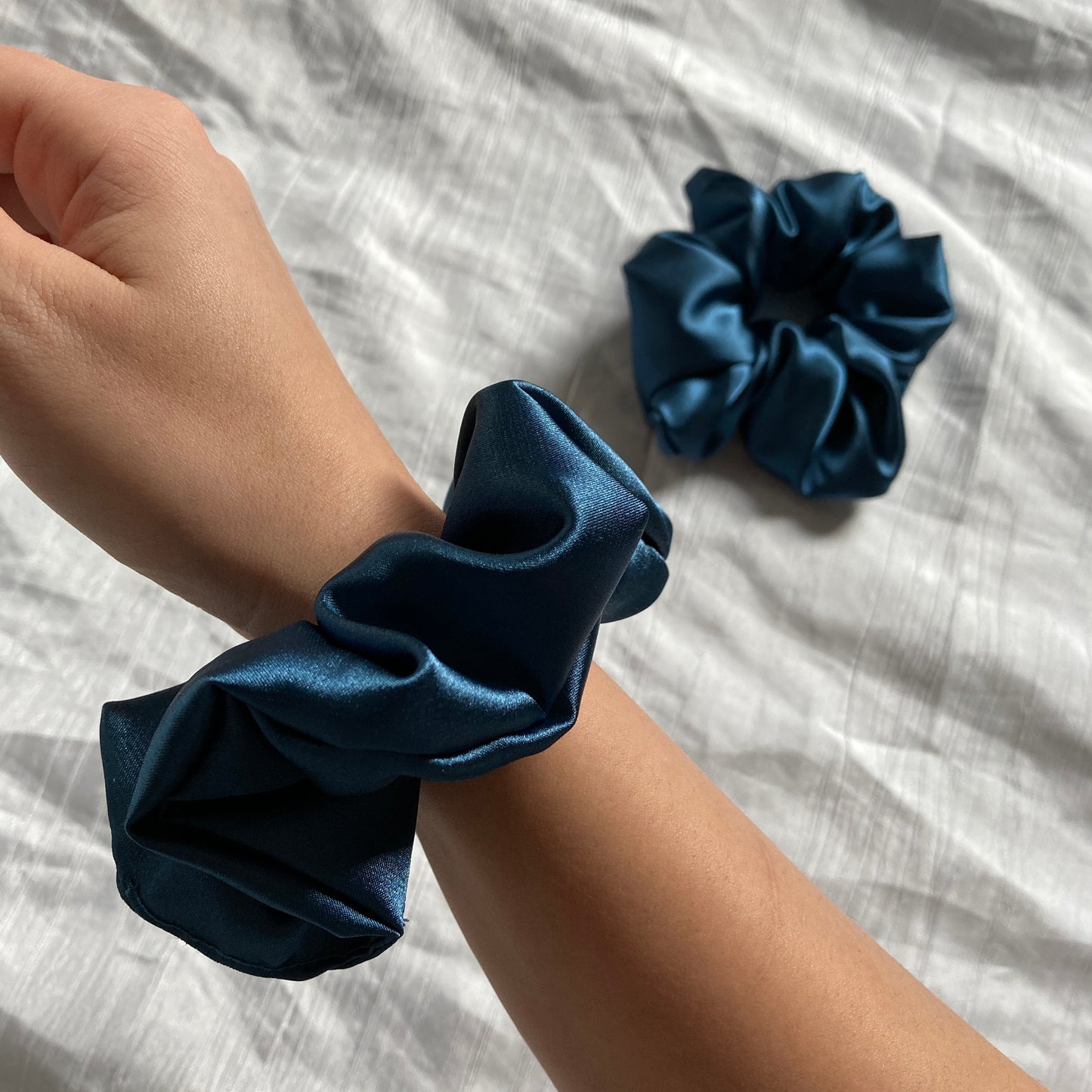 Chouchou Scrunchie en satin Bleu ocean