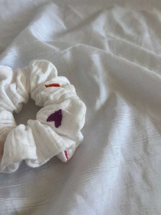 Chouchou Scrunchie en gaze cœur brodé 💜