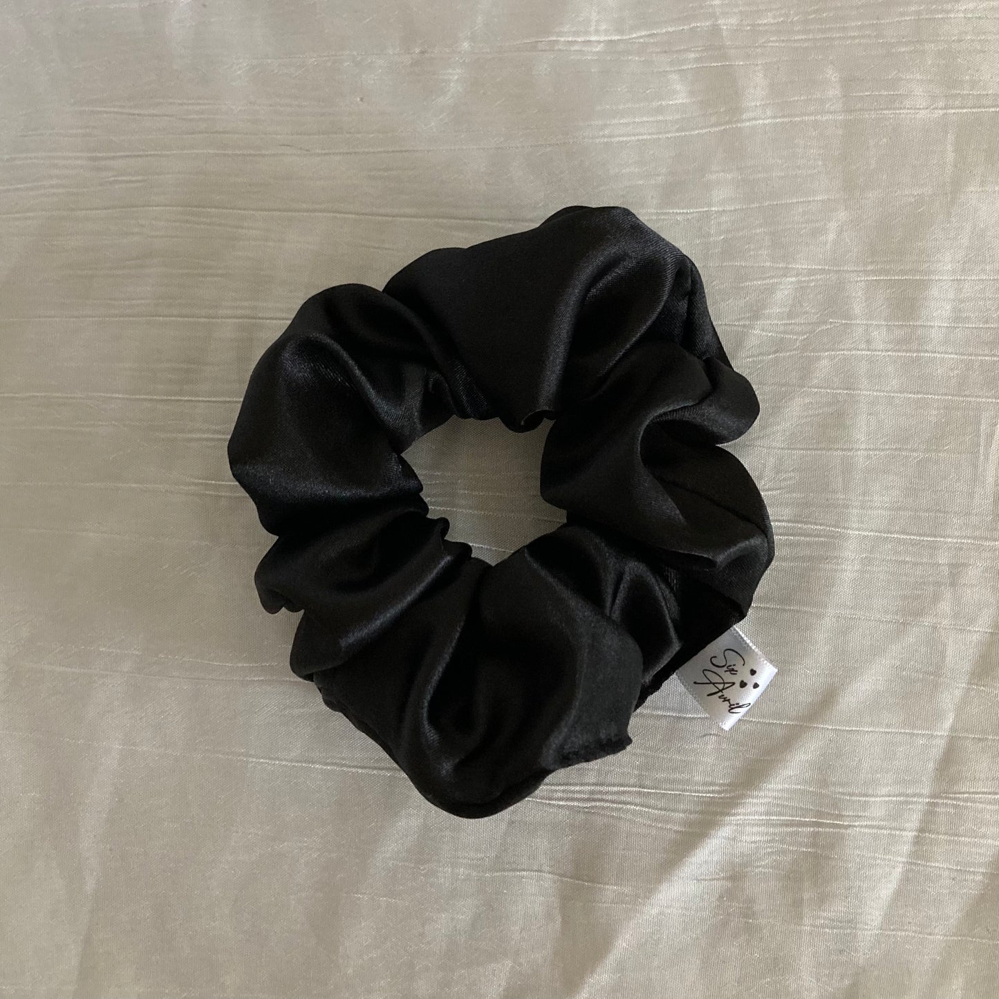 Chouchou Scrunchie en satin Noir