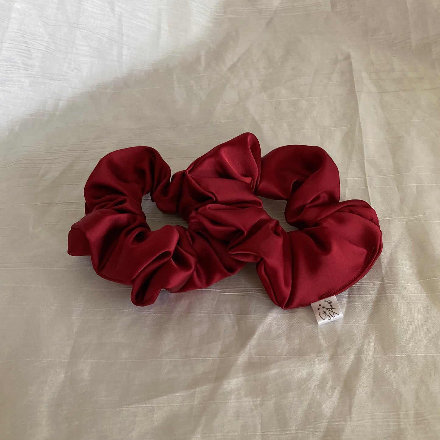 Chouchou Scrunchie en satin Bordeaux