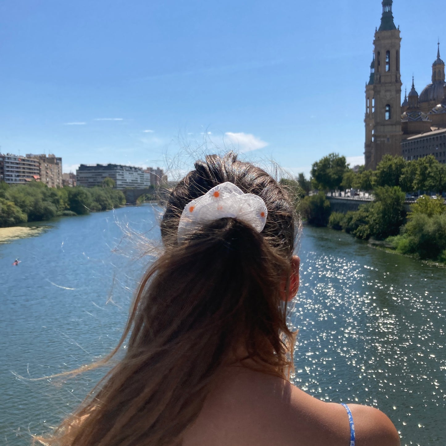 Chouchou Scrunchie en tulle brodé marguerite