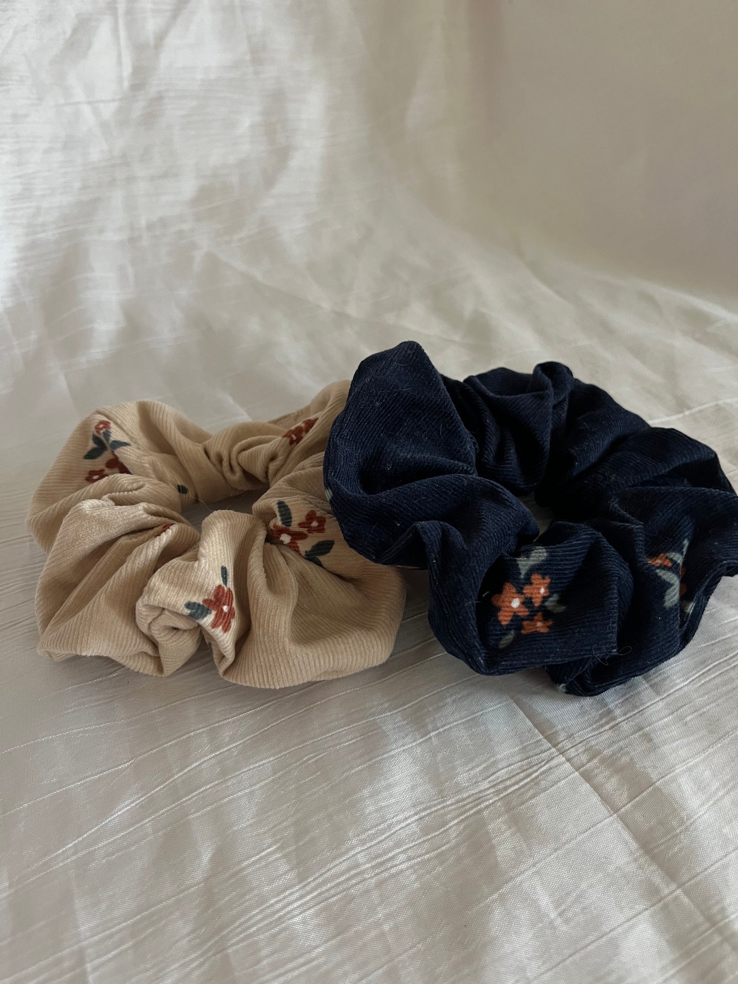 Chouchou Scrunchie en velours fleurie