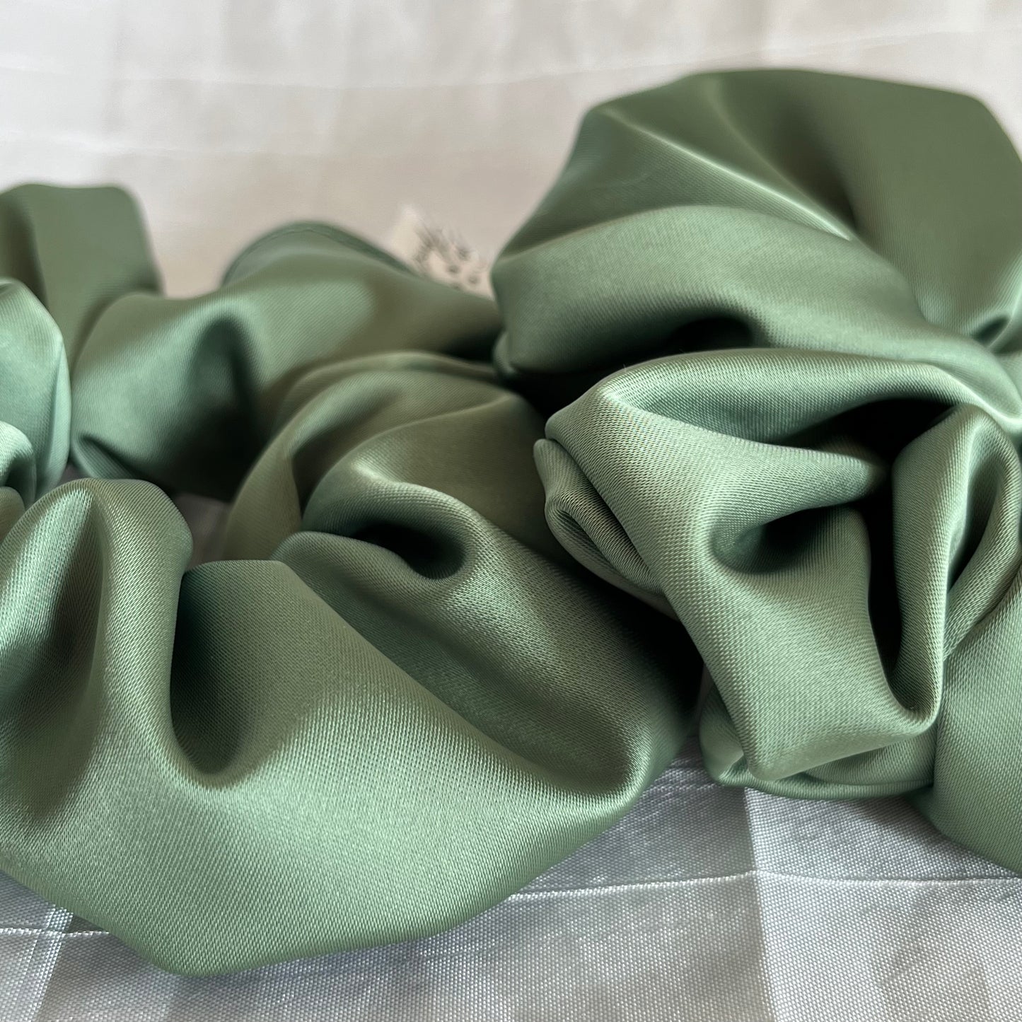 Chouchou Scrunchie en satin vert jade