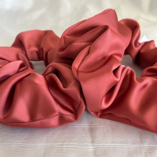 Chouchou Scrunchie en satin Terracotta